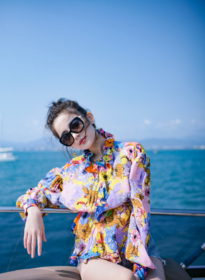 新疆美女明星古力娜扎度假美照 7