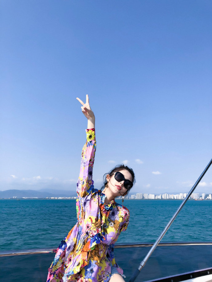 新疆美女明星古力娜扎度假美照 8