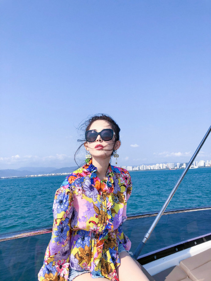 新疆美女明星古力娜扎度假美照 9