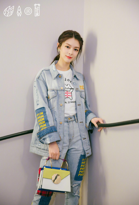 火箭少女101傅菁拼接牛仔装参加巴黎时装周图片