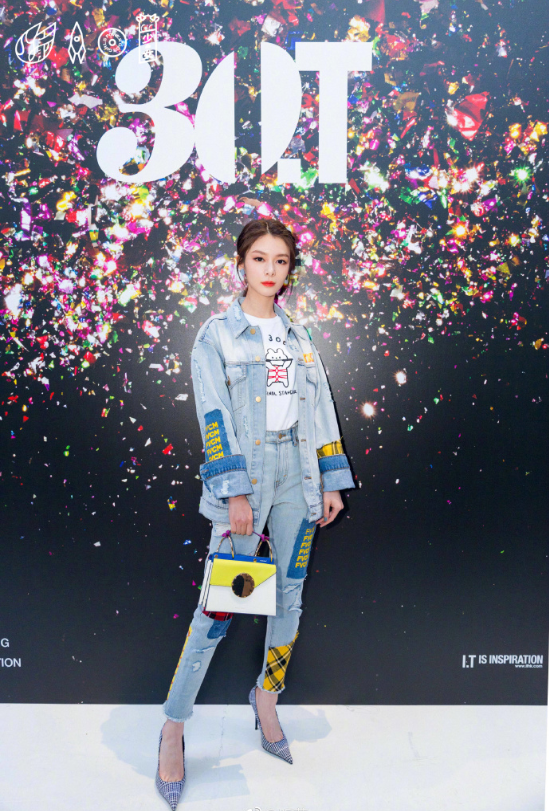 火箭少女101傅菁拼接牛仔装参加巴黎时装周图片 2