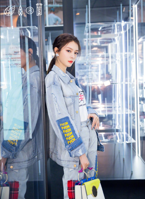 火箭少女101傅菁拼接牛仔装参加巴黎时装周图片 4
