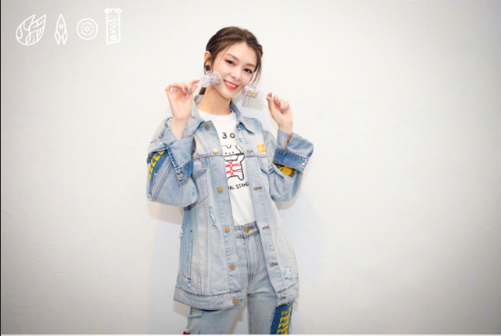火箭少女101傅菁拼接牛仔装参加巴黎时装周图片 5