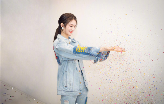 火箭少女101傅菁拼接牛仔装参加巴黎时装周图片 7