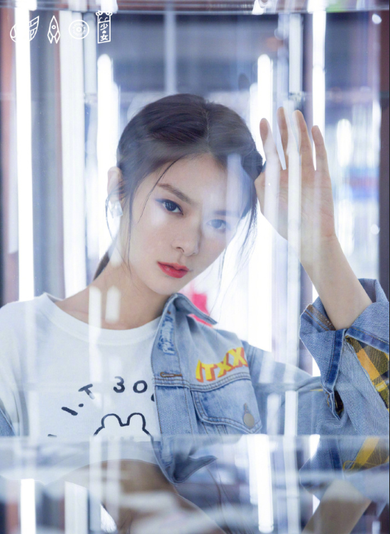 火箭少女101傅菁拼接牛仔装参加巴黎时装周图片 8
