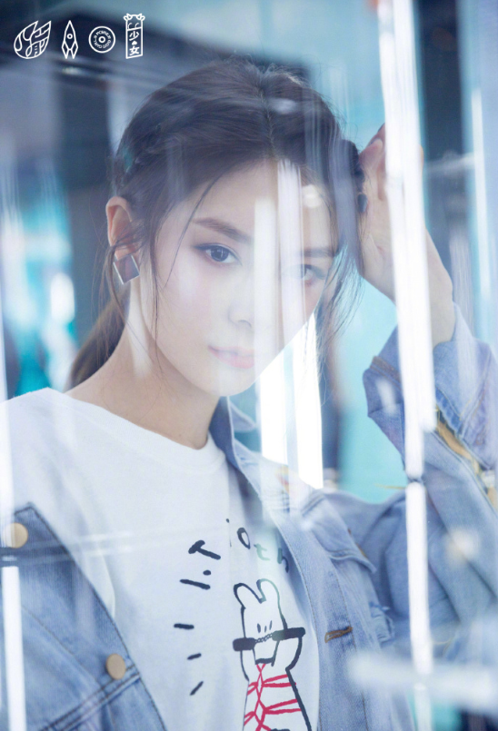 火箭少女101傅菁拼接牛仔装参加巴黎时装周图片 9