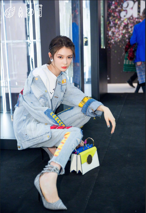 火箭少女101傅菁拼接牛仔装参加巴黎时装周图片 10