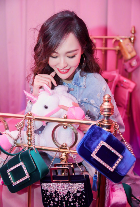 上海美女明星唐嫣现身RogerVivier2019秋冬系列牛仔 2