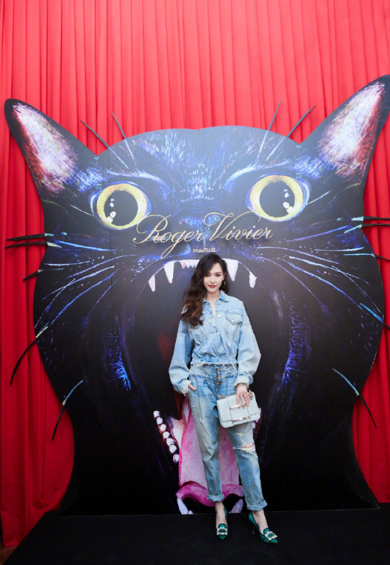 上海美女明星唐嫣现身RogerVivier2019秋冬系列牛仔 5