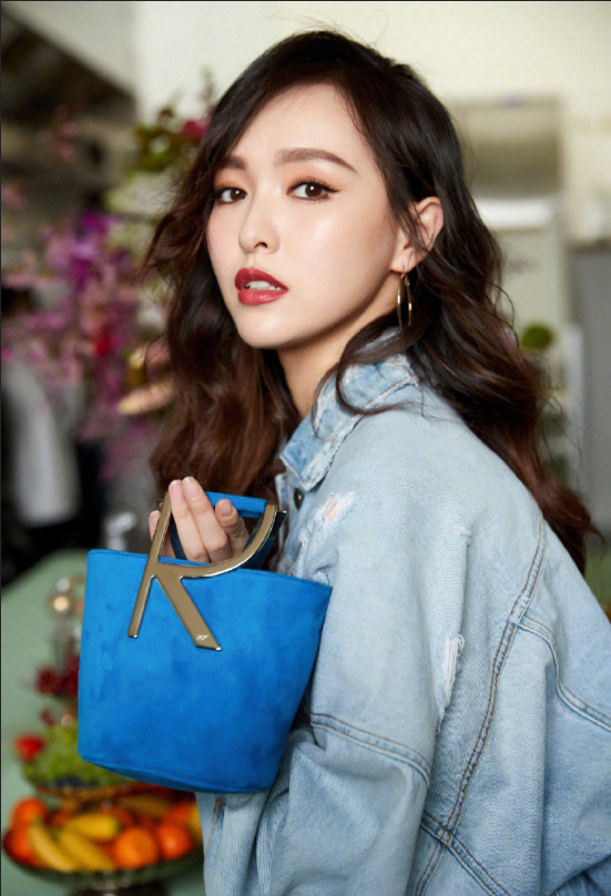 上海美女明星唐嫣现身RogerVivier2019秋冬系列牛仔 6