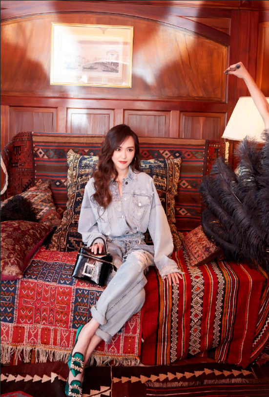 上海美女明星唐嫣现身RogerVivier2019秋冬系列牛仔 7