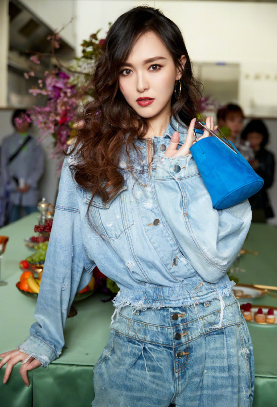 上海美女明星唐嫣现身RogerVivier2019秋冬系列牛仔 8
