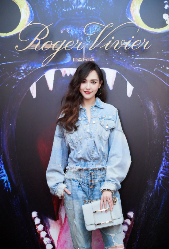 上海美女明星唐嫣现身RogerVivier2019秋冬系列牛仔 9