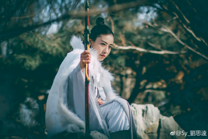 清纯美女图片 尚方宝剑配美女英姿飒爽古装图片 3