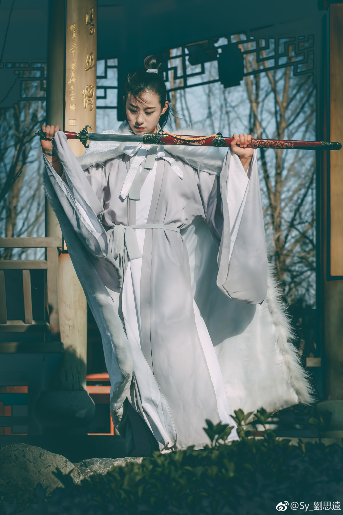 清纯美女图片 尚方宝剑配美女英姿飒爽古装图片 4