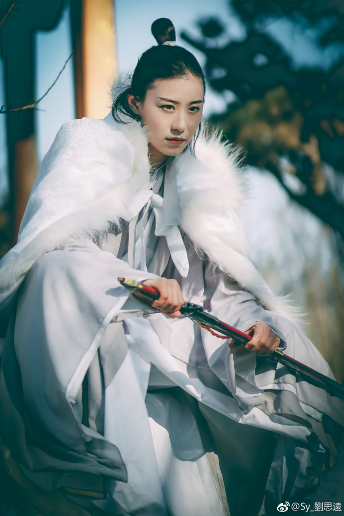 清纯美女图片 尚方宝剑配美女英姿飒爽古装图片 6