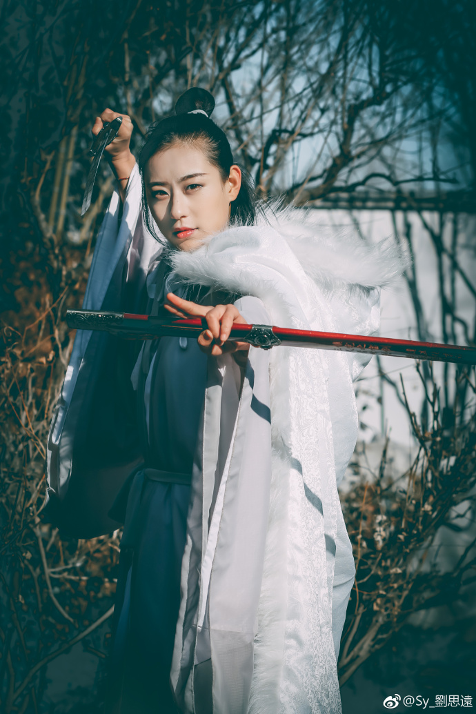 清纯美女图片 尚方宝剑配美女英姿飒爽古装图片 8