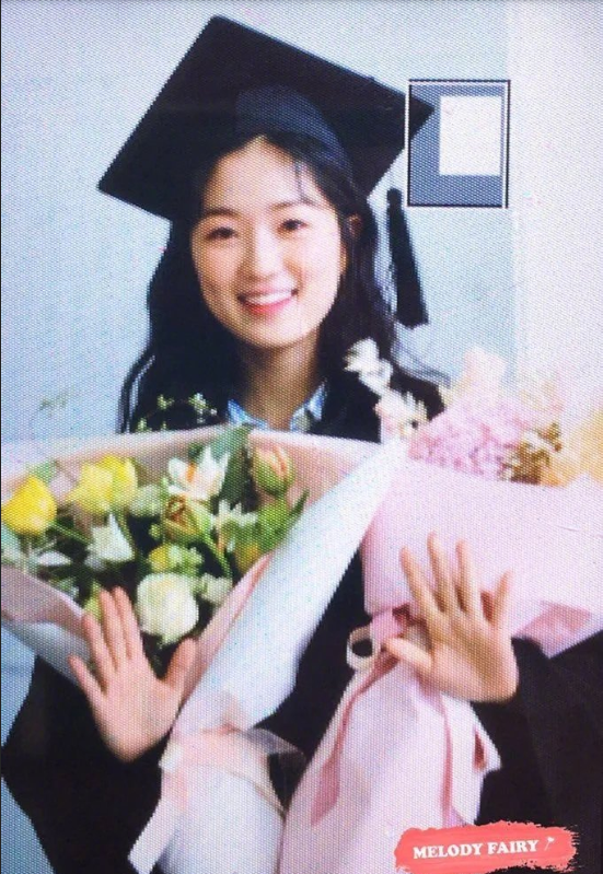 韩国美女演员金惠允大学毕业照图片 2