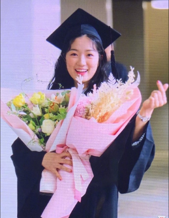 韩国美女演员金惠允大学毕业照图片 4