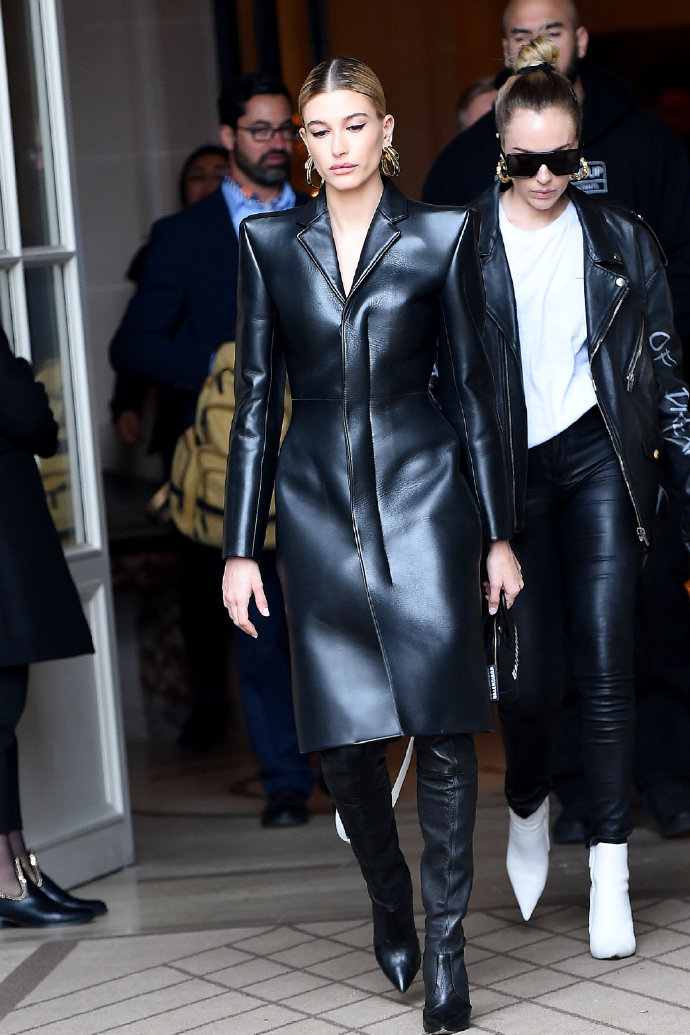 欧美美女Hailey Baldwin Bieber巴黎时装周黑色皮装酷 7