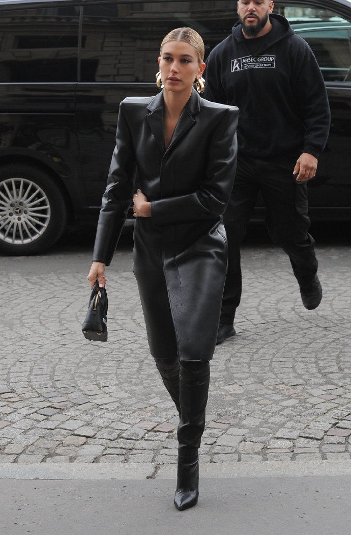 欧美美女Hailey Baldwin Bieber巴黎时装周黑色皮装酷 8