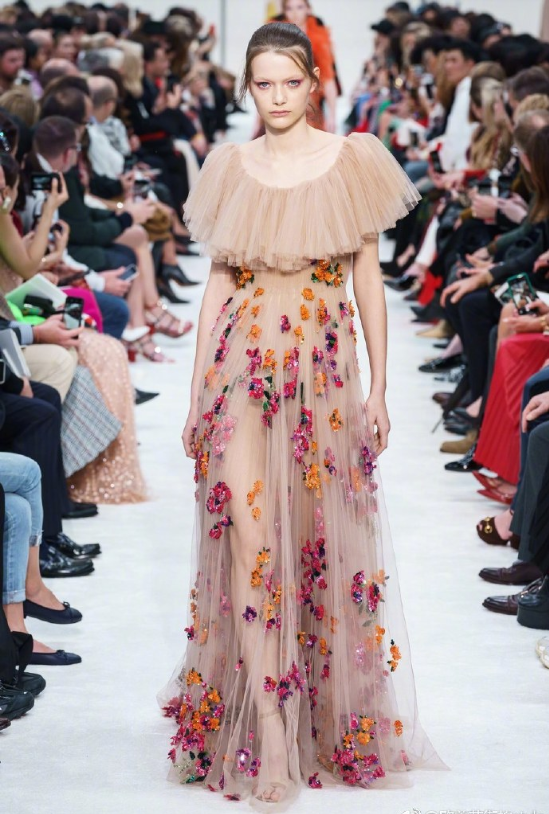 Valentino2019巴黎时装周仙女裙图片