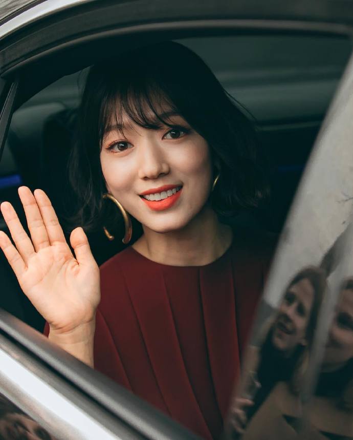 韩国美女演员朴信惠短发红裙图片 2