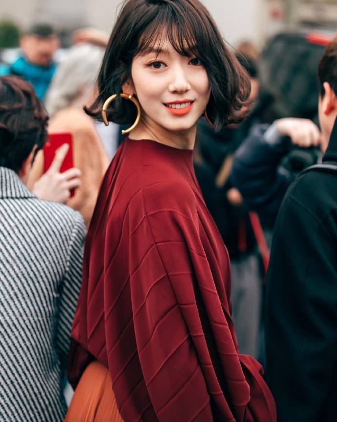 韩国美女演员朴信惠短发红裙图片 3