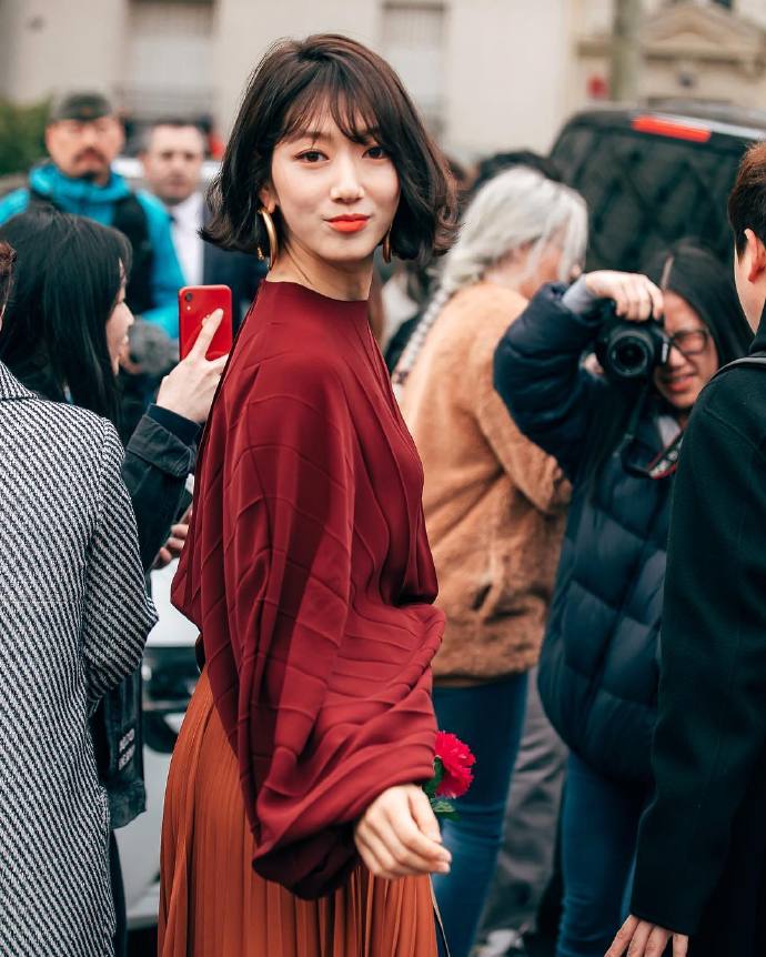 韩国美女演员朴信惠短发红裙图片 4