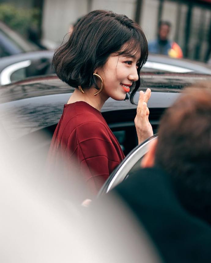 韩国美女演员朴信惠短发红裙图片 5