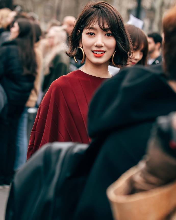 韩国美女演员朴信惠短发红裙图片 6