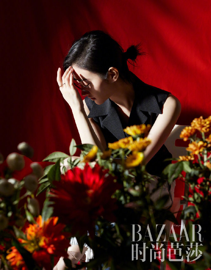 大眼美女明星景甜《时尚芭莎》4月时尚封面大片 4