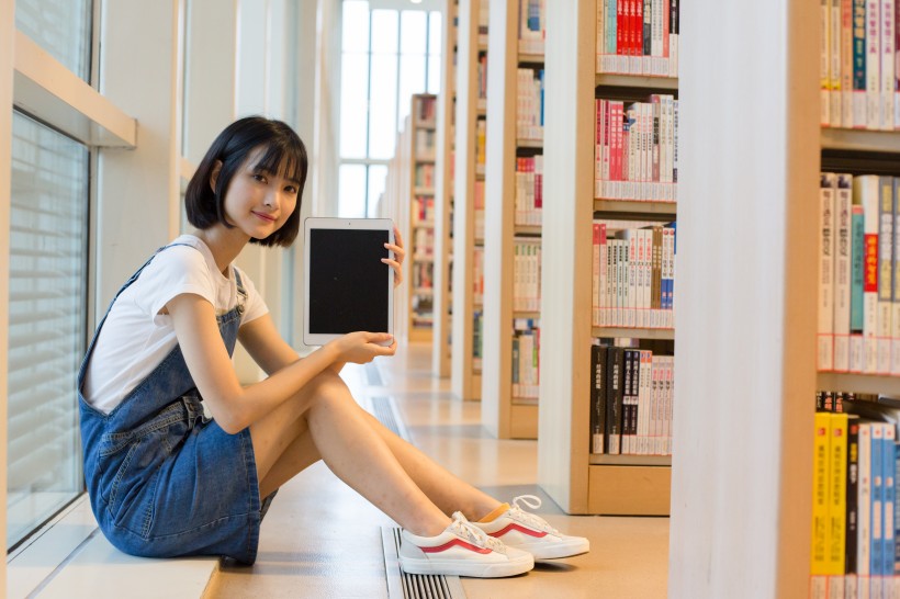 清纯美女图片 短发美女文艺图片 3