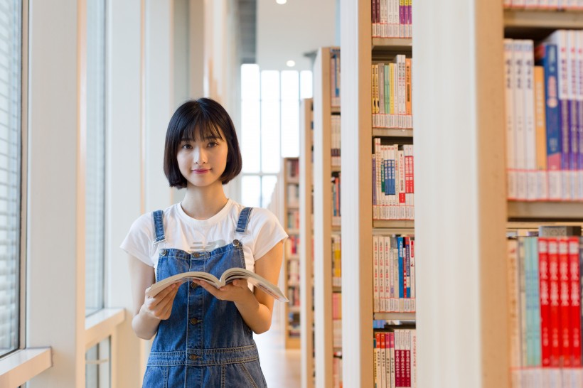 清纯美女图片 短发美女文艺图片 5