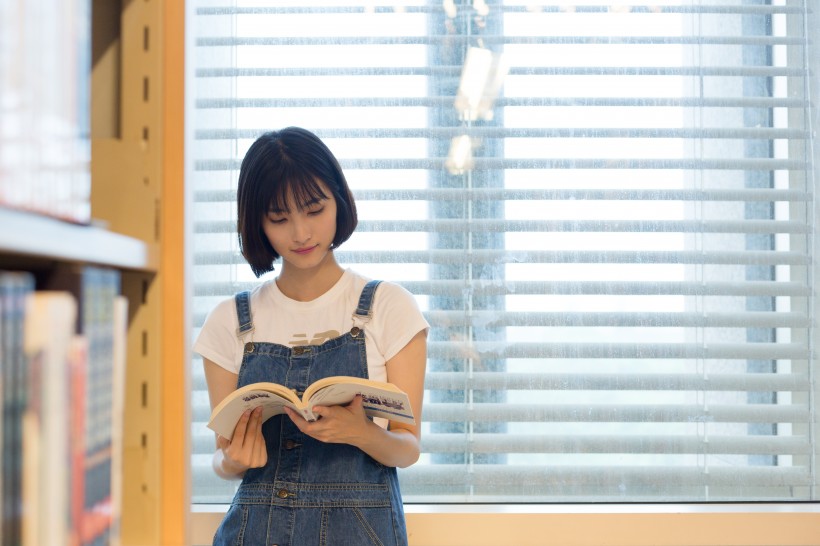 清纯美女图片 短发美女文艺图片 10