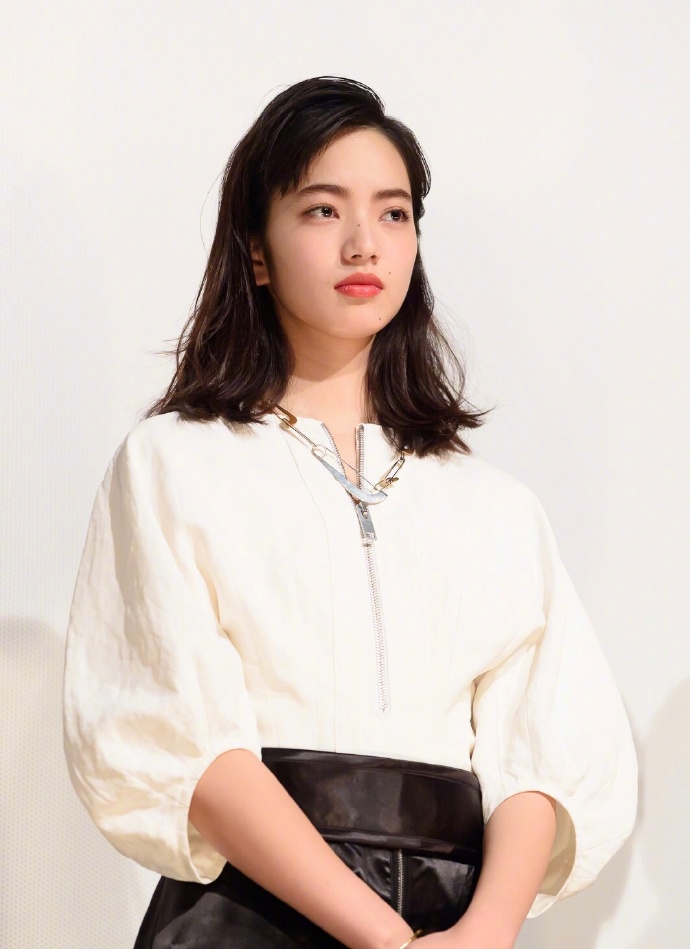 日本美女模特小松菜奈图片 4