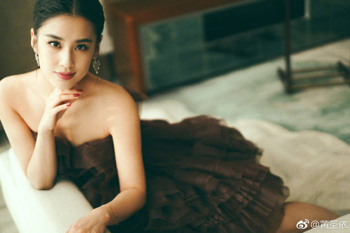 上海美女图片 星女郎黄圣依棕色抹胸蓬蓬公主裙 2