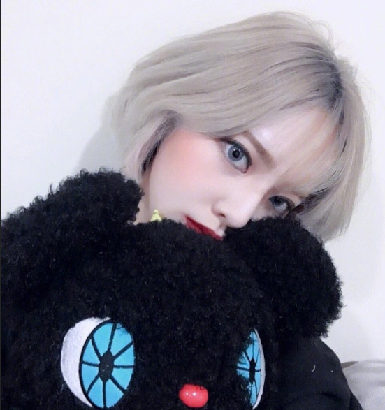 奶奶灰短发姑娘自拍照图片 3