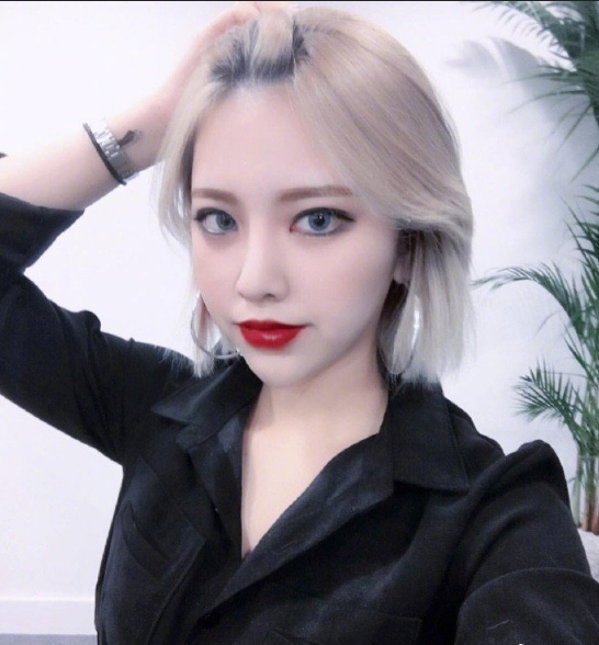 奶奶灰短发姑娘自拍照图片 4