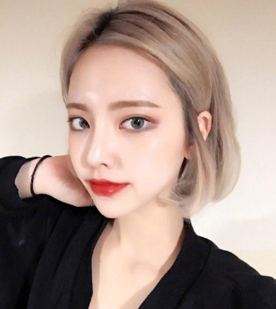 奶奶灰短发姑娘自拍照图片 5