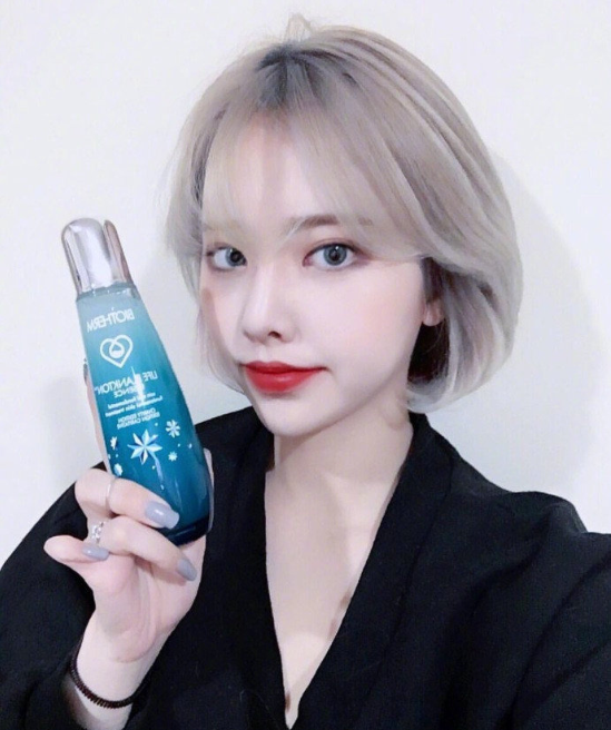 奶奶灰短发姑娘自拍照图片 6