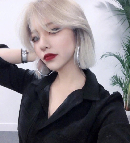 奶奶灰短发姑娘自拍照图片 7