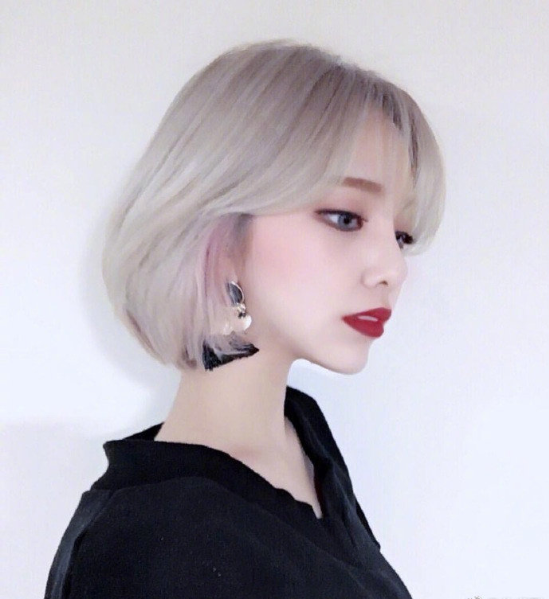 奶奶灰短发姑娘自拍照图片 8