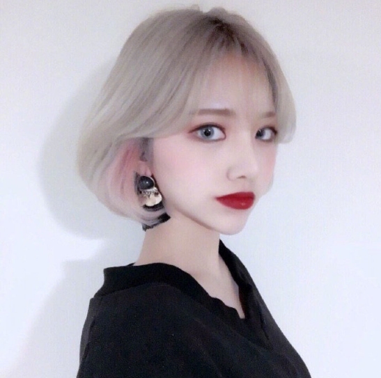 奶奶灰短发姑娘自拍照图片 9