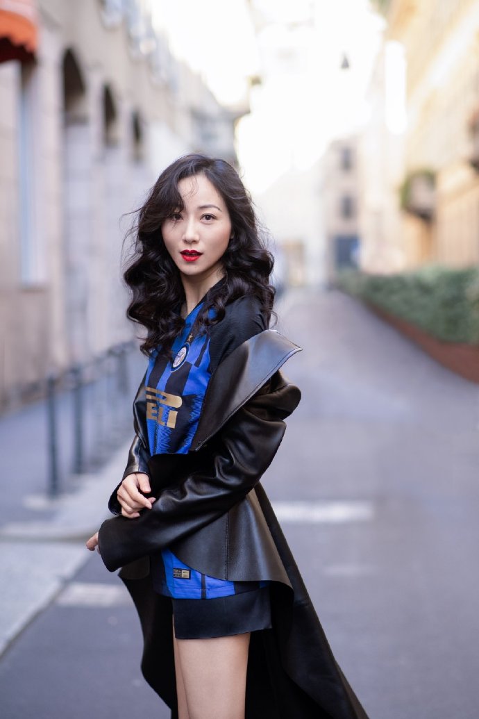 江苏美女演员韩雪米国球衣街拍时尚大片 6