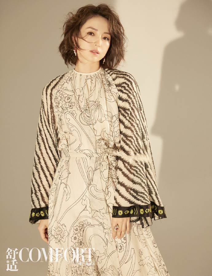 大眼美女明星董璇COMFORT舒适杂志图片 5