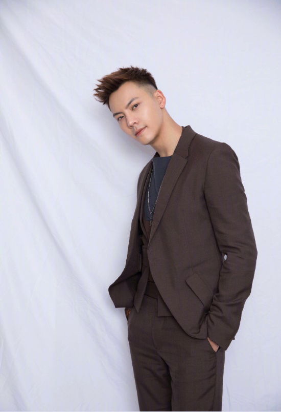 香港男明星陈伟霆棕色西服帅气图片 2