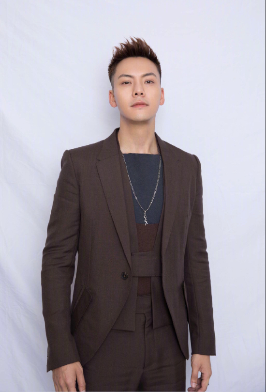 香港男明星陈伟霆棕色西服帅气图片 3