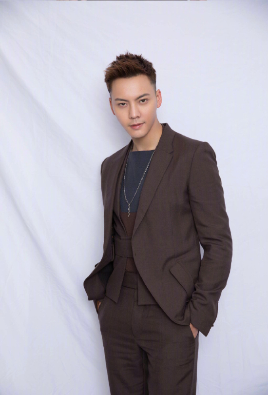 香港男明星陈伟霆棕色西服帅气图片 4