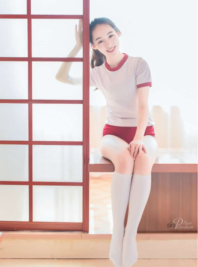 00后清纯美女白丝秀美腿性感图片 4